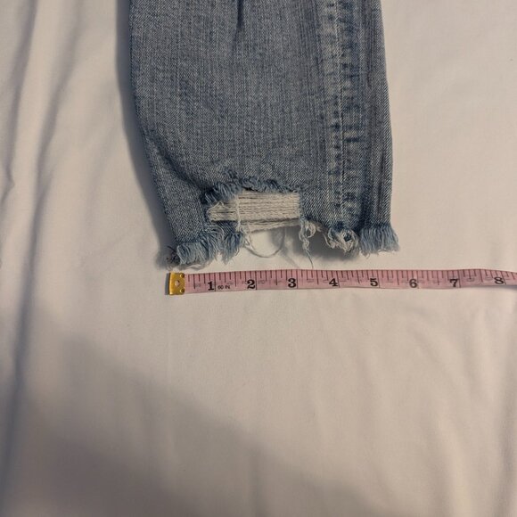 Silver Aiko Slim Crop Light Wash Size W26/L25 Distressed Jeans Color: Indigo - Picture 4 of 13